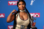 Ники Минаж с наградой MTV Video Music Awards, 2018 год