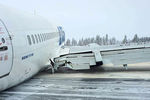 Пассажирский самолет Boeing авиакомпании Utair, совершивший жесткую посадку в аэропорту Усинска, 9 февраля 2020 года