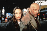 Мэделин Стоу и Брюс Уиллис в фильме «12 обезьян» (1995)