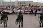 Белорусские силовики и участники протестного митинга около Дома правительства в Минске, 14 августа 2020 года