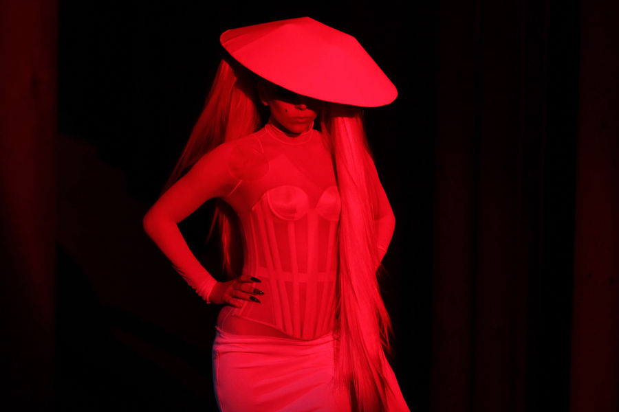 В&nbsp;2011 году Леди Гага приняла участие в&nbsp;показе Tierry Mugler в&nbsp;Париже &mdash; коллекция, созданная тогдашним креативным директором дома Никола Формичетти, стала трибьютом мастеру и его дружбе с&nbsp;певицей