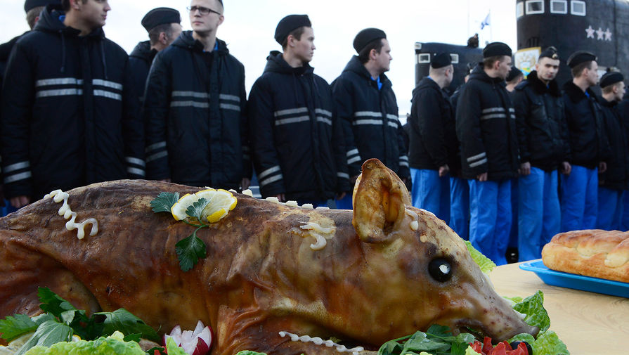 Во время встречи экипажа дизель-электрической подводной лодки Северного флота «Калуга» во время встречи в гарнизоне Полярный после выполнения учебно-боевых задач дальнего похода