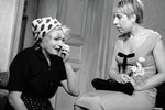 Татьяна Доронина (слева) в роли Нади и Инна Чурикова (справа) в роли Нели на съемках кинофильма «Старшая сестра» режиссера Георгия Натансона, 1967 год 