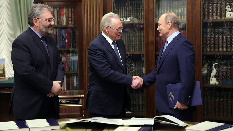 Президент России Владимир Путин, академик РАН Юрий Осипов и ответственный редактор издательства «Большая Российская энциклопедия» Сергей Кравец на презентации «Большой российской энциклопедии» в президентской библиотеке, 20 декабря 2017 года