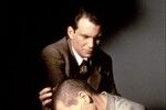 Кристиан Слэйтер и Кевин Бейкон в фильме «Убийство первой степени» (1994)