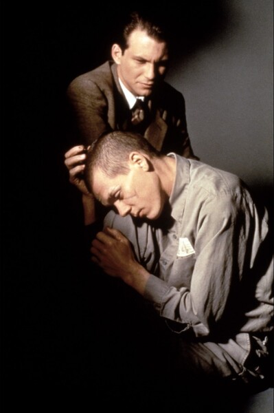Кристиан Слэйтер и Кевин Бейкон в&nbsp;фильме &laquo;Убийство первой степени&raquo; (1994)