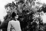 Шанель очень любила носить брюки — часто она брала их у своих любовников. Примерно в 1918 году она начала появляться на публике в своеобразных «пляжных» пижамах на отдыхе на Французской Ривьере.
Вдохновение для своего гардероба Коко Шанель черпала из одежды моряков — широкие «яхтенные брюки» она сочетала с тельняшками. К слову, джемперы из плотного трикотажа в бретонскую полоску модельер начала «выгуливать» еще раньше. Уже в 1910-м Шанель, открывшая в том году шляпный магазин в Париже, появилась в тельняшке во время отдыха в нормандском Довилле.