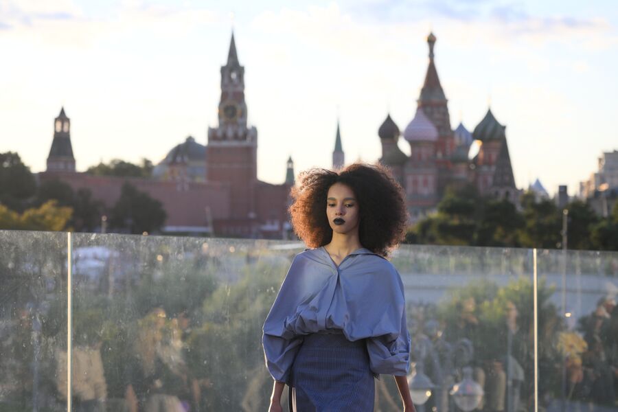 Показ мод в&nbsp;рамках Международного форума BRICS+ Fashion Summit и Московской недели моды на&nbsp;Парящем мосту в&nbsp;парке &laquo;Зарядье&raquo; в&nbsp;Москве, 28&nbsp;августа 2025&nbsp;года