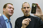 Президент России Дмитрий Медведев получает в подарок iPhone 4 от главы Apple Стива Джобса во время поездки по Кремниевой долине, 2010 год