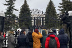 Фотожурналисты перед церемонией прощания с рэпером Кириллом Толмацким (Децлом) на территории ЦКБ Управления делами президента РФ, 6 февраля 2019 года