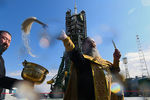 Духовник «Роскосмоса» отец Сергий (Сергей Бычков) во время обряда освящения ракеты-носителя «Союз-ФГ» с пилотируемым кораблем «Союз МС-15» на стартовой площадке космодрома Байконур, 24 сентября 2019 года