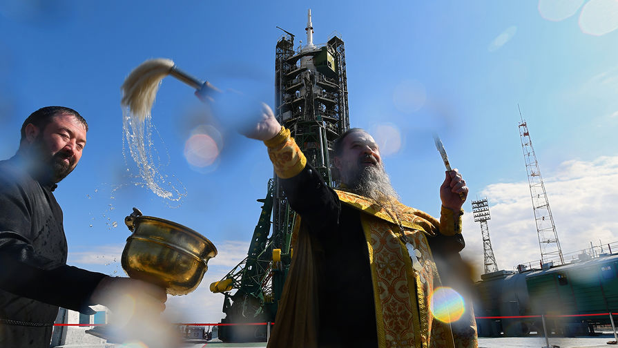 Духовник «Роскосмоса» отец Сергий (Сергей Бычков) во время обряда освящения ракеты-носителя «Союз-ФГ» с пилотируемым кораблем «Союз МС-15» на стартовой площадке космодрома Байконур, 24 сентября 2019 года