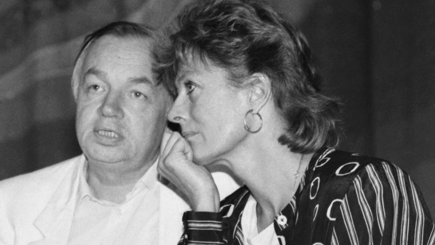 Английская актриса Ванесса Редгрэйв и поэт Андрей Вознесенский во время ретроспективы кинофильмов Андрея Тарковского, 1987 год