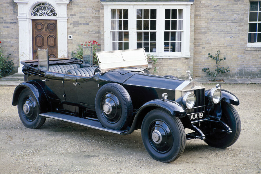<b>Phantom I</b>
<br><br>
Следом за&nbsp;Twenty появилась вторая, ставшая легендарной, серия Rolls-Royce – Phantom. Запущенный в&nbsp;производство в&nbsp;1925 году, лимузин имел более крупный двигатель, клапаны в&nbsp;котором располагались уже не в&nbsp;блоке цилиндров, а в&nbsp;головке блока над&nbsp;камерой сгорания. Это позволило повысить мощность и экономичность двигателя. Темп производства был немного выше, чем у&nbsp;Twenty: около&nbsp;2250 машин было построено в&nbsp;Великобритании и еще 1200 – в&nbsp;США. Во многом благодаря этой модели проявился фирменный «передок», в&nbsp;котором безошибочно узнается бренд RR.
