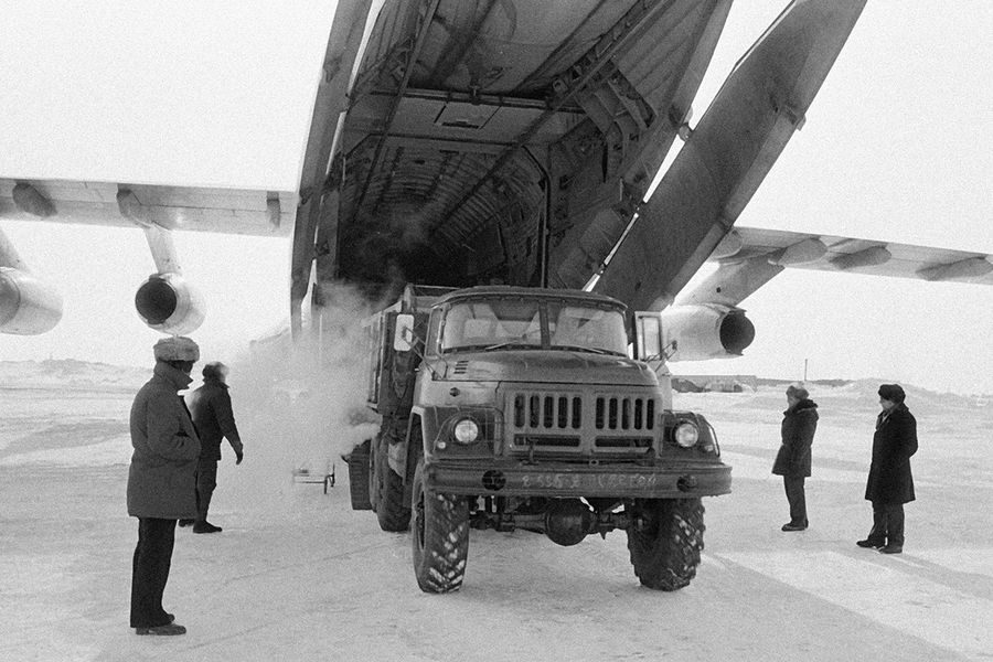 Разгрузка самолета ИЛ-76 в&nbsp;Норильском аэропорту, 1981&nbsp;год