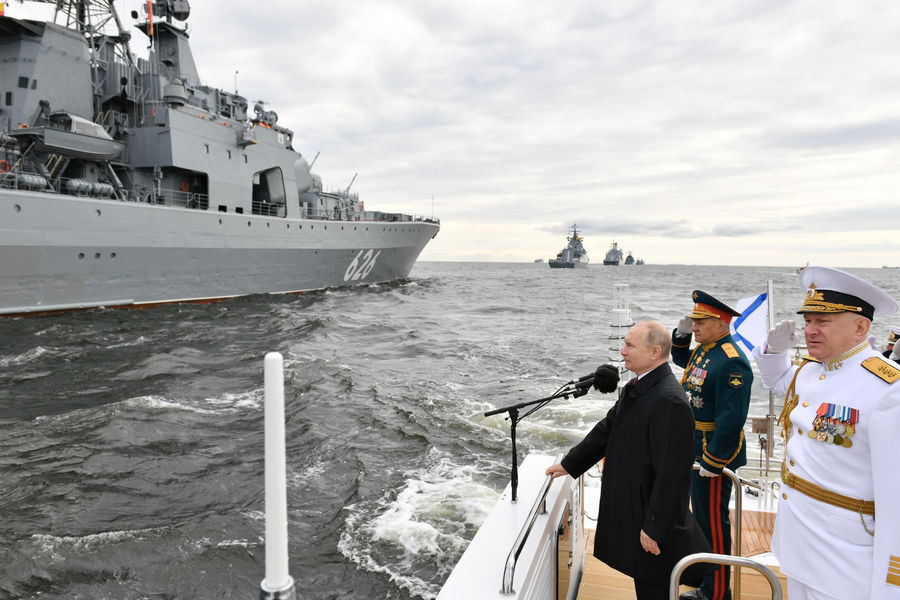 Президент РФ, верховный главнокомандующий Владимир Путин во время осмотра кораблей в&nbsp;Финском заливе перед&nbsp;началом Главного военно-морского парада по&nbsp;случаю Дня Военно-морского флота РФ. Справа налево: главнокомандующий ВМФ России адмирал Николай Евменов, министр обороны РФ Сергей Шойгу. 25&nbsp;июля 2021&nbsp;года