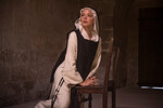 <b>«Искушение»</b>
<br><br>
Последний на сегодняшний день фильм Верховена, дважды запрещенный к показу в России. В 2021 году Минкультуры отказалось выдать ему прокатное удостоверение (убранный с постера сосок не помог), в начале 2022-го все-таки выдало, но вскоре отозвало, а причастного к выдаче сотрудника уволило. Под запрещенным «Искушением» скрывается биографическая картина о католической монахине Бенедетте Карлини, которая в XVII веке жила в маленьком тосканском монастыре, состояла в романтических отношениях с коллегой и наблюдала красочные религиозные видения.
<br><br>
<b>На фото:</b> кадр из фильма «Искушение» (2020)
