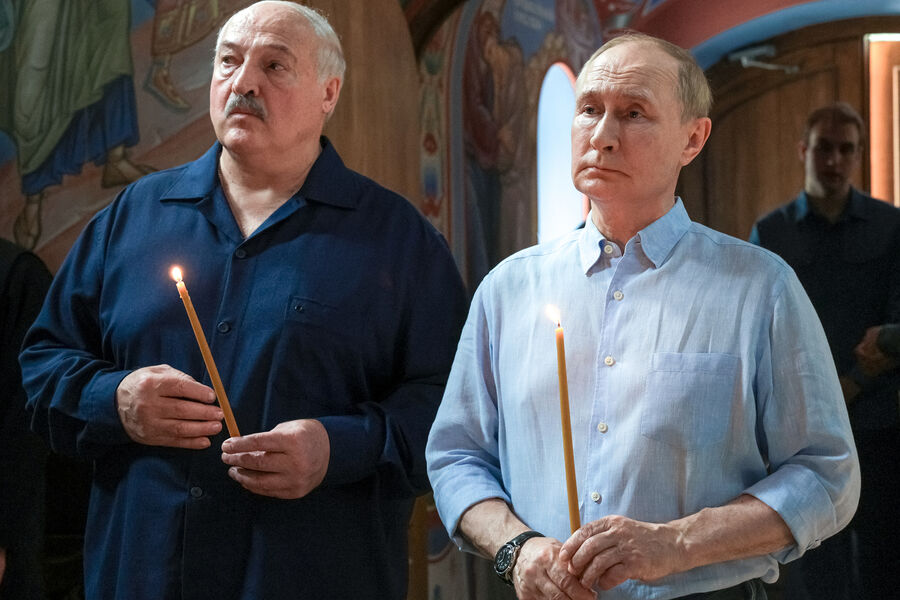 Президент РФ Владимир Путин и президент Белоруссии Александр Лукашенко на&nbsp;молебне в&nbsp;церкви Смоленской иконы Божией Матери в&nbsp;Смоленском ските Спасо-Преображенского Валаамского ставропигиального мужского монастыря, 1&nbsp;августа 2025&nbsp;года