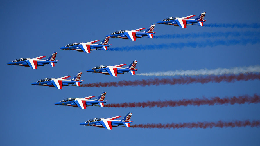 Пилотажная группа Patrouille de France на&nbsp;самолетах Alphajet на&nbsp;Международном авиасалоне &laquo;Ле-Бурже &ndash; 2017&raquo; во Франции