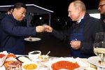 Председатель КНР Си Цзиньпин и президент РФ Владимир Путин (слева направо) во время посещения выставки «Улица Дальнего Востока» в рамках IV Восточного экономического форума на территории Дальневосточного федерального университета (ДВФУ) на острове Русский, 2018 год