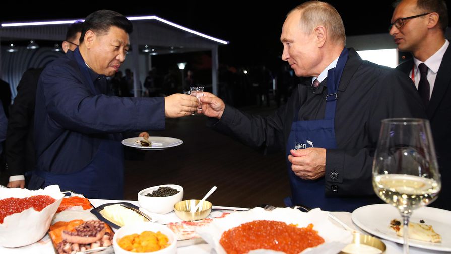 Председатель КНР Си Цзиньпин и президент РФ Владимир Путин (слева направо) во время посещения выставки «Улица Дальнего Востока» в рамках IV Восточного экономического форума на территории Дальневосточного федерального университета (ДВФУ) на острове Русский, 2018 год