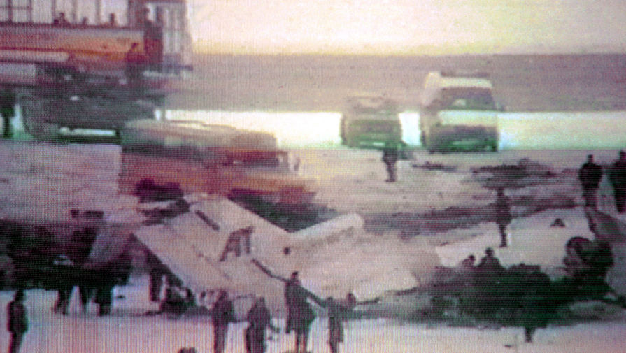 9 марта 2000 года. На снимке: на месте катастрофы. В московском аэропорту «Шереметьево-1» при взлете потерпел катастрофу и разбился пассажирский самолет Як-40, вылетавший чартерным рейсом в киевский аэропорт Борисполь. 5 членов экипажа и 4 пассажира погибли. Среди погибших — известный российский журналист, глава холдинга «Совершенно секретно» Артем Боровик и глава финансово-промышленной группы «Альянс» Зиявди Бажаев