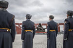 Почетный караул во время торжественного открытия памятника Михаилу Калашникову на военном мемориальном кладбище в Мытищах в Московской области