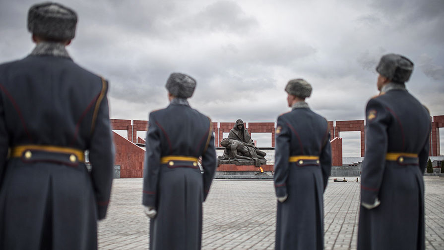Почетный караул во время торжественного открытия памятника Михаилу Калашникову на военном мемориальном кладбище в Мытищах в Московской области