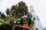 Украшение главной новогодней елки страны на&nbsp;Соборной площади Московского Кремля, 22 декабря 2020 года