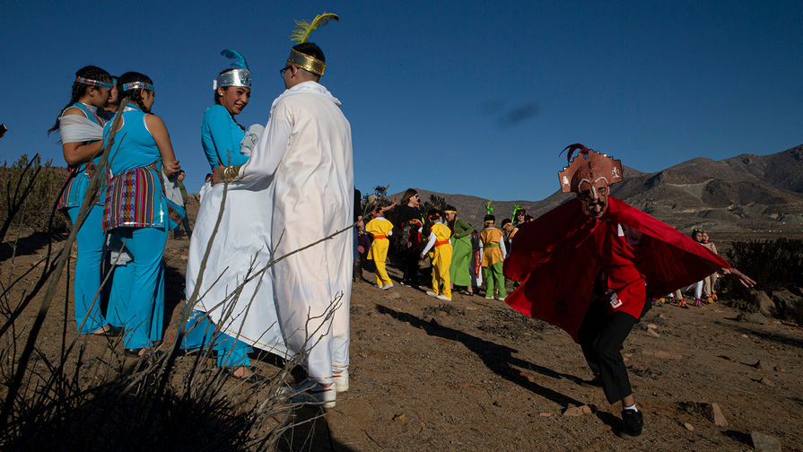 Молодежь в&nbsp;костюмах в&nbsp;чилийском поселке Ла-Игера накануне солнечного затмения, 1 июля 2019 года