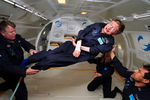 Стивен Хокинг совершает полет в невесомости на самолете Boeing 727 компании Zero Gravity, 2007 год