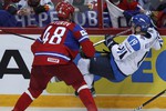 Евгений Бирюков у борта в борьбе с Туомасом Кискиненом
