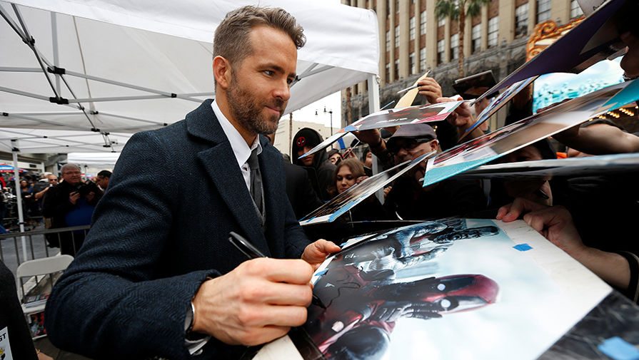 Райан Рейнольдс раздает автографы на&nbsp;Алее славы в&nbsp;Голливуде