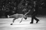 Фигуристы Ирина Роднина и Алексей Уланов во время выступления на Чемпионате Европы по фигурному катанию, 1969 год