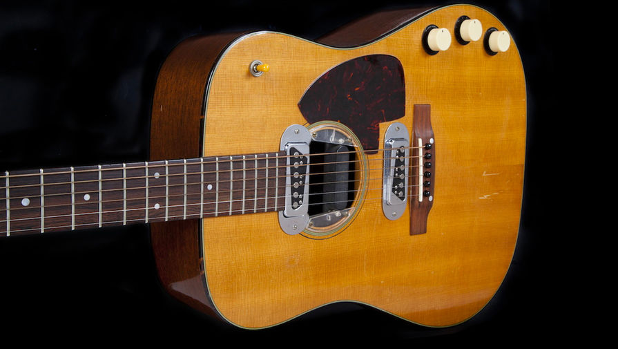 Гитара Martin D-18E Курта Кобейна на&nbsp;который он играл на&nbsp;концерте MTV в&nbsp;Нью-Йорке в&nbsp;1993 году