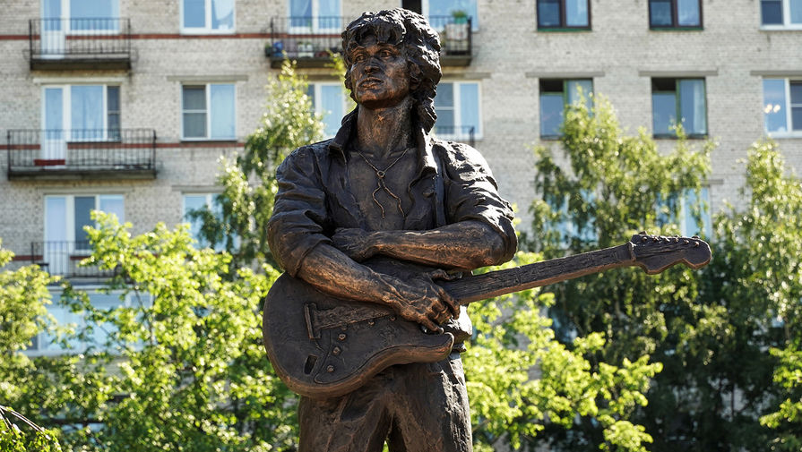 Памятник лидеру группы &laquo;Кино&raquo; Виктору Цою скульптора Матвея Макушкина в&nbsp;Санкт-Петербурге, 16 августа 2020 года