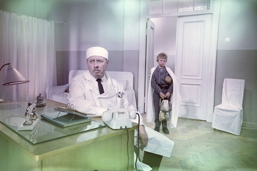 <b>Кадр из&nbsp;кинофильма «Дети Дон Кихота» (1965)</b>
<br><br>
В&nbsp;1964 году начались съемки картины «Дети Дон Кихота», куда Папанов был приглашен на&nbsp;главную роль &ndash; врача-акушера Бондаренко. К&nbsp;этому времени артист уже был известен как глубокий, разноплановый исполнитель, но широкая популярность к&nbsp;нему еще не пришла. Чтобы герой получился реалистичным, актер каждый день в&nbsp;течение полутора месяцев ходил в&nbsp;родильный дом, как на&nbsp;работу.
<br>
Его консультантом был старенький доктор, который за&nbsp;свою карьеру помог увидеть свет двадцати тысячам малышей. По&nbsp;признанию артиста, в&nbsp;конце такой интенсивной «практики» пациенты клиники стали принимать его за&nbsp;настоящего врача.
