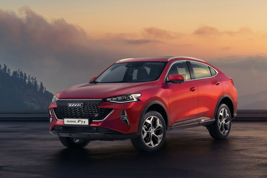 <b>Haval F7 и F7x</b>
<br><br>
Кроссоверы Haval F7 и F7x оснащаются двумя моторами мощностью 150&nbsp;и 190&nbsp;л.с., доступны переднеприводные и полноприводные версии. Стоимость F7 &ndash; от 2,4 до&nbsp;3,3 млн рублей в&nbsp;зависимости от версии. Диапазон цен на&nbsp;купеобразный F7x &ndash; 2,45-3,35 млн рублей.
