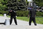 По данным МВД, спустя 40 минут, в 12.30 по местному времени, еще один взрыв прогремел возле кинотеатра «Панорама» и монтажного техникума на улице Столярова. Бомба также была заложена в мусорную урну