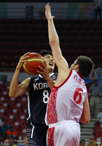 Форвард сборной Южной Кореи Чжин-Су Чой пытается переиграть Сергея Карасева