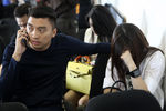 Родственники пассажиров рейса QZ8501 в аэропорту Сурабаи