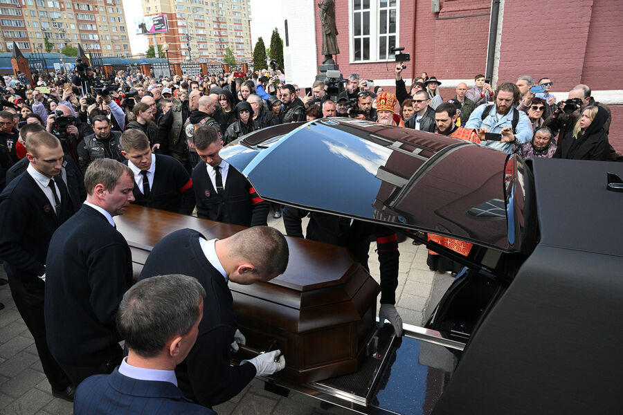 Вынос гроба с&nbsp;телом модельера Вячеслава Зайцева из&nbsp;собора Троицы Живоначальной в&nbsp;подмосковном Щелково после отпевания, 4&nbsp;мая 2023&nbsp;года