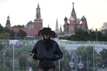 Показ мод в рамках Международного форума BRICS+ Fashion Summit и Московской недели моды на Парящем мосту в парке «Зарядье» в Москве, 28 августа 2025 года