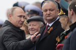 Президент России Владимир Путин и президент Молдавии Игорь Додон во время военного парада в ознаменование 72-й годовщины победы в Великой Отечественной войне