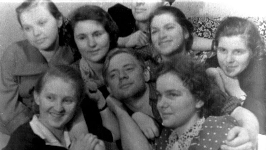 Юрий Визбор среди студенток Московского гуманитарного педагогического института, 60е годы. Фото из личного архива Визбора