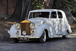 <b>Silver Wraith</b>
<br><br>
Silver Wraith был первым автомобилем Rolls-Royce, выпущенным после Второй мировой войны. Впрочем, он был особенным не только по этой причине. Производительность мотора машины значительно улучшилась, хотя невооруженным глазом это было незаметно, так как элегантный корпус скрывал все изменения. На самом деле Silver Wraith был настолько красив, что стал основным автомобилем для большинства британских правительственных и королевских мероприятий того времени. Он был президентским автомобилем в Ирландии и церемониальный автомобилем правительства Бразилии, кроме того, на его основе был создан Royal Dutch — официальный государственный автомобиль королевы Нидерландов Юлианы. Он также появился в некоторых кассовых фильмах, таких как «Бэтмен» и «Джеймс Дин».