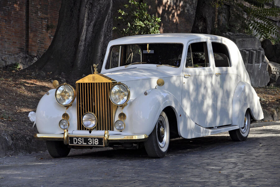<b>Silver Wraith</b>
<br><br>
Silver Wraith был первым автомобилем Rolls-Royce, выпущенным после Второй мировой войны. Впрочем, он был особенным не только по&nbsp;этой причине. Производительность мотора машины значительно улучшилась, хотя невооруженным глазом это было незаметно, так как элегантный корпус скрывал все изменения. На&nbsp;самом деле Silver Wraith был настолько красив, что стал основным автомобилем для&nbsp;большинства британских правительственных и королевских мероприятий того времени. Он был президентским автомобилем в&nbsp;Ирландии и церемониальный автомобилем правительства Бразилии, кроме того, на&nbsp;его основе был создан Royal Dutch — официальный государственный автомобиль королевы Нидерландов Юлианы. Он также появился в&nbsp;некоторых кассовых фильмах, таких как «Бэтмен» и «Джеймс Дин».