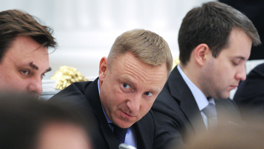 Министр связи и массовых коммуникаций РФ Николай Никифоров и министр образования и науки Российской Федерации Дмитрий Ливанов (справа налево) перед совместным заседанием Совета при президенте РФ по развитию физической культуры и спорта и организационного комитета «Россия-2018» по подготовке и проведению чемпионата мира по футболу. 8 декабря 2015 года.