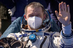 Космонавт Сергей Рыжиков после приземления корабля «Союз МС-17» в степи Казахстана, 17 апреля 2021 года