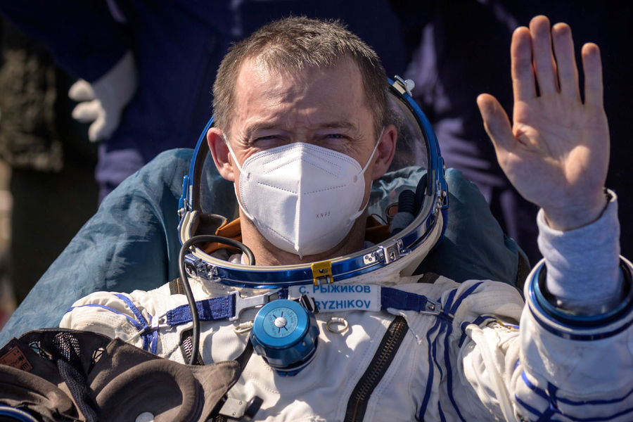 Космонавт Сергей Рыжиков после приземления корабля &laquo;Союз МС-17&raquo; в&nbsp;степи Казахстана, 17&nbsp;апреля 2021&nbsp;года